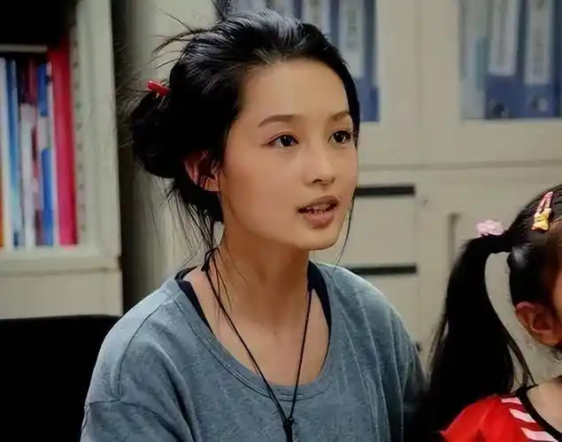 李沁整容的传闻一直以来都有很多,甚至还有的人扒出了她以前的照片