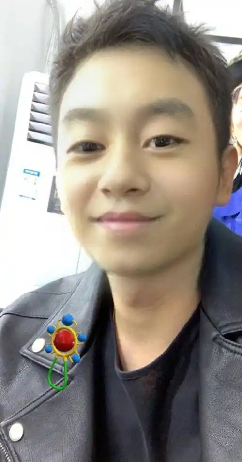 也晒出了自己的童年照,朱亚文形象真是从小就有预兆