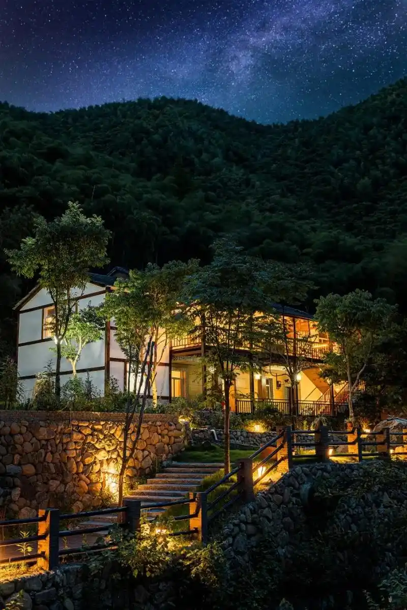 民宿一共5个房间,位于大竹海附近,靠近云上草 - 抖音