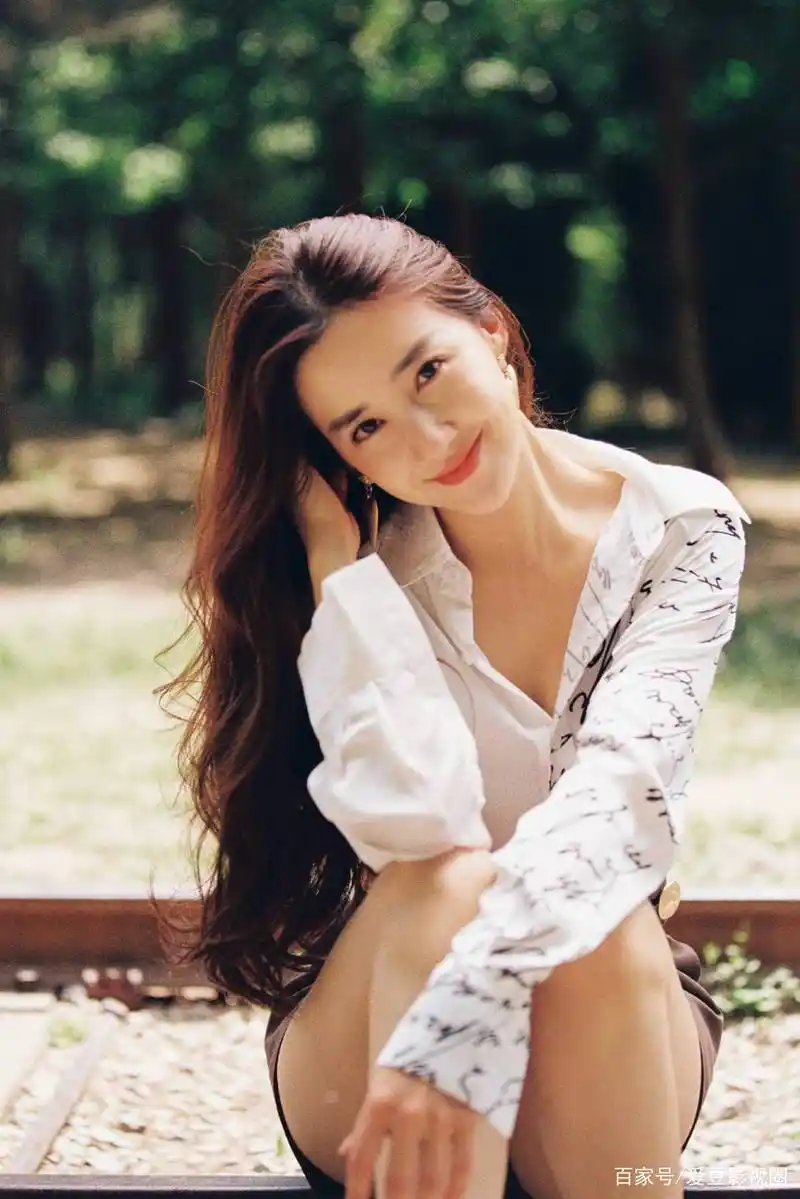陈欣予春日踏青写真曝光,元气少女状态拉满