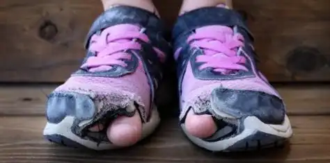 梦见鞋子破了预示着什么,梦见鞋子破了一只是什么预兆