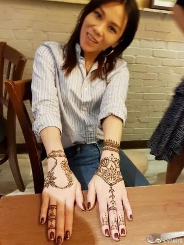 蔡健雅的海娜纹身海娜纹身其实是用专属颜料直接画在皮肤;等颜料干