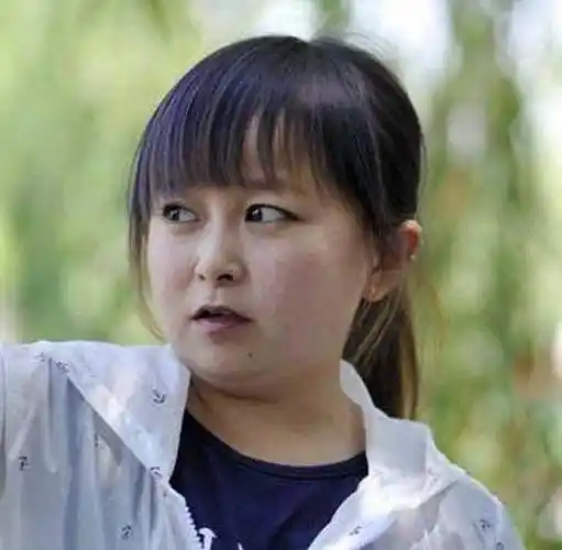 原创朱洁身高1米2423岁嫁侏儒症秦学士后月入过万活成小公主