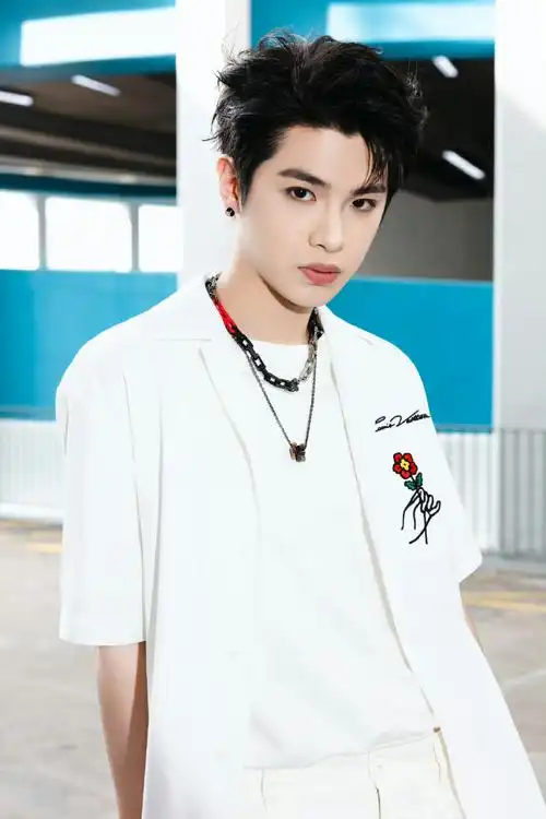 黄明昊 justin 今晚出席lv香港大秀的造型图集～ 白色系穿搭清爽似