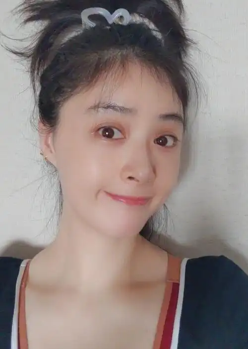 39岁蒋欣晒素颜怼脸拍,眼皮下垂眼袋明显,与上妆后判若两人