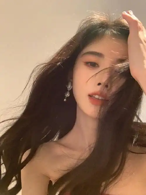 鞠婧祎晒下班侧颜自拍好美多角度随心拍360度无死角