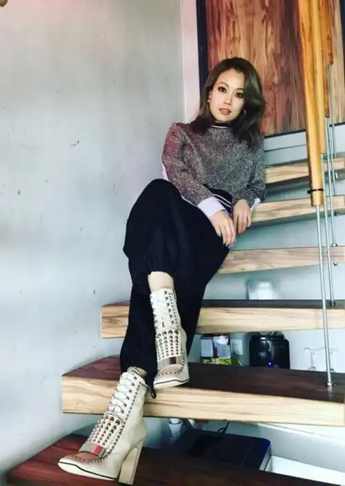 容祖儿上穿灰色亮晶上衣,下搭黑色灯笼裤,优雅迷人,大方典雅,白色高跟