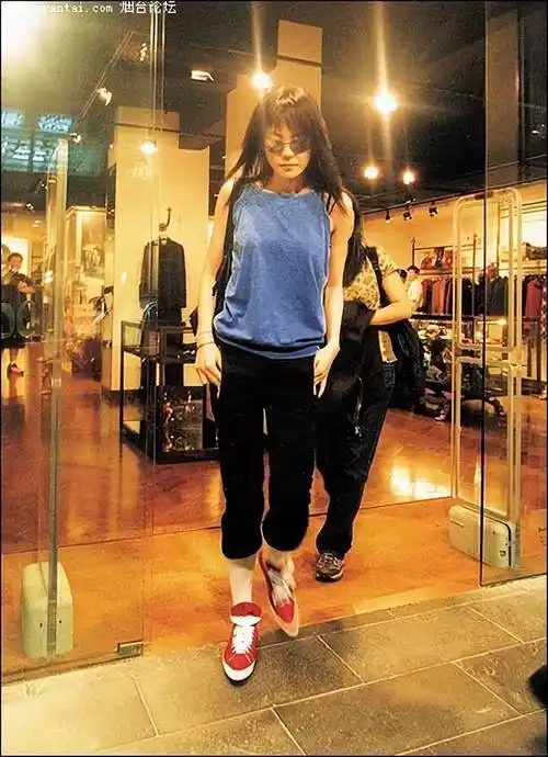 天后王菲年轻时的街拍时尚,又酷又美又飒,难怪谢霆锋一直爱她_女明星