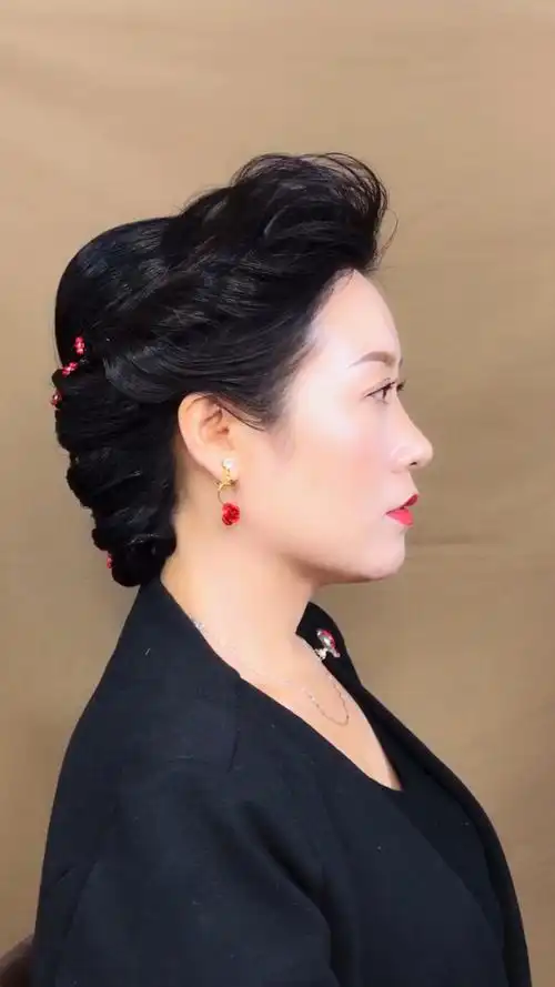 结婚当天非常有气质的一款喜婆婆发型教程.