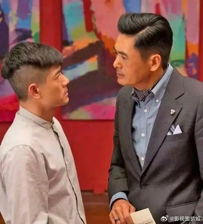 郭富城身高165cm,身高在183cm身高的发哥对照下,视觉上特別矮小.