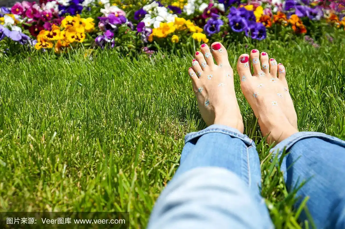 女人光着脚踩在草地上