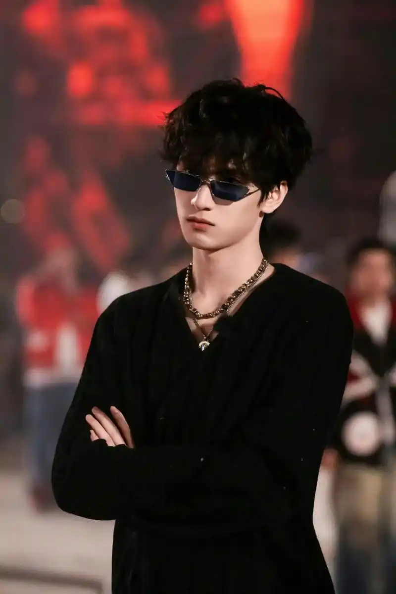 这个严pd已经帅的不知天地为何物了#严浩翔 #新说唱2025