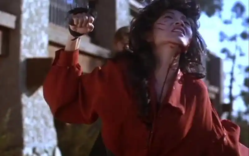 红衣大波浪风骚女反派女杀手被击杀