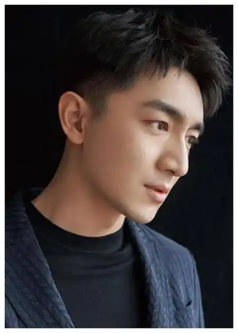 林更新随着《与风行》首播被100多条轰炸求剧事件,引网友热议