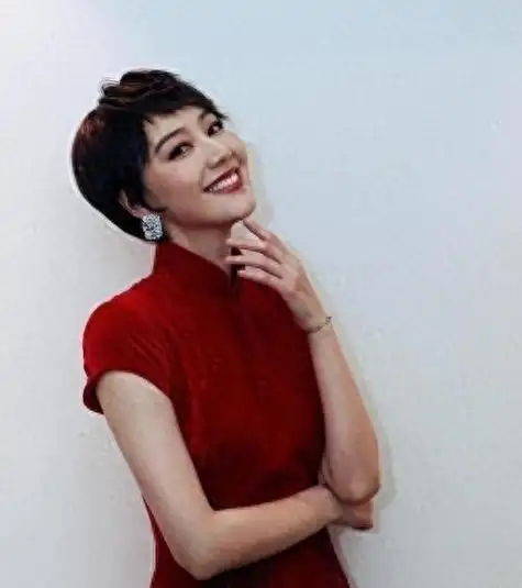 央视最美女主持王冠:因私生活混乱被"辞退"后,如今怎么样了?