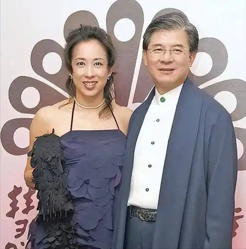 64岁朱玲玲与罗康瑞出席晚宴,皮肤白皙显年轻,成为最会嫁的女人_富豪