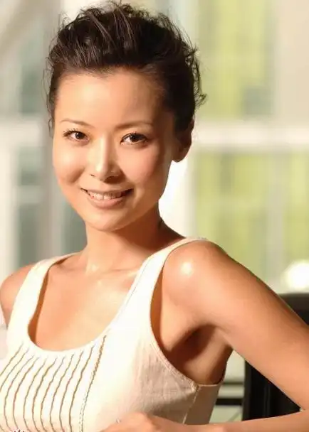 柯蓝是个"红三代",家世很显赫.