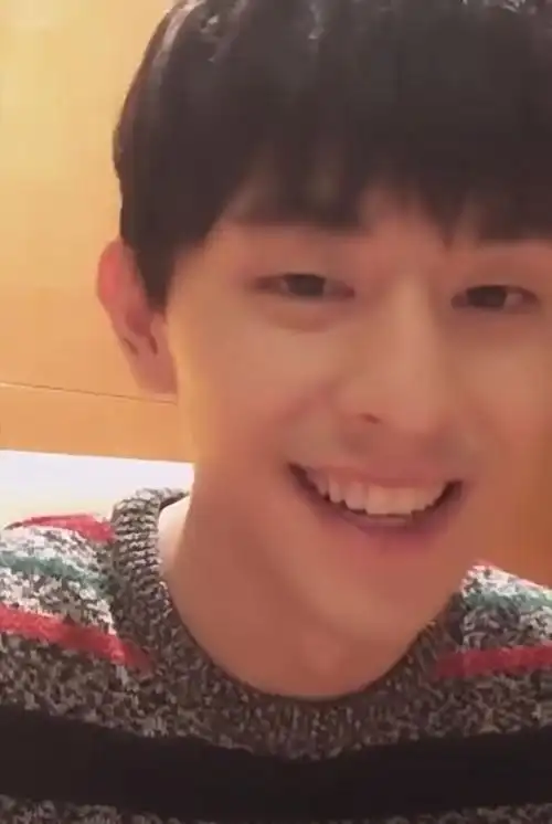 回顾邓伦的出道经历,从当初那位炙手可热的顶流男星,到如今面对镜头的