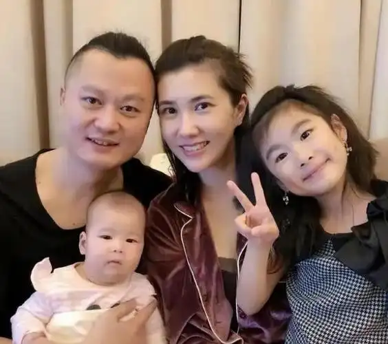 她与丈夫结婚已经13年,目前他们已经共同育有两个可爱的孩子,一家四口