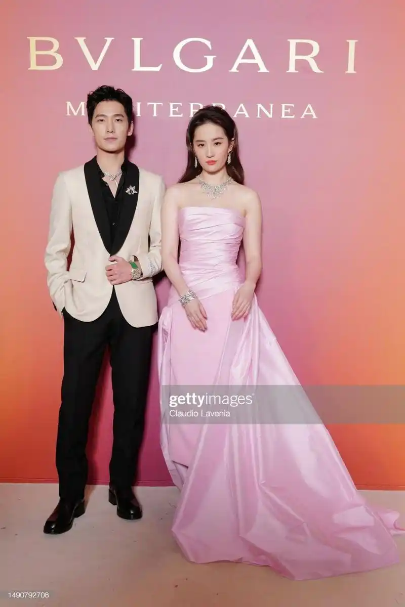 宝格丽在威尼斯的活动,杨洋和刘亦菲合影,两人曾经合作过三生三世十里