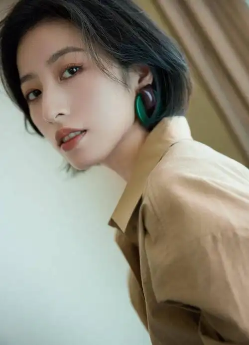 周雨彤酷飒写真释出身材优越尽显摩登时髦范儿