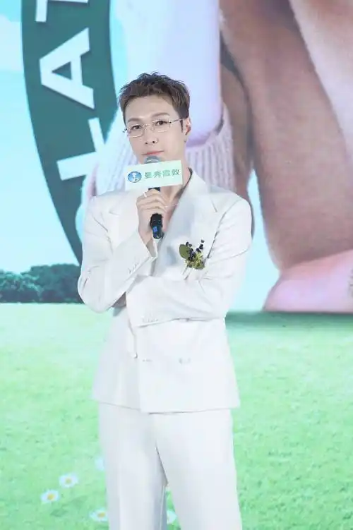 张艺兴白色西装绅士帅气 透露最新音乐话剧筹备情况