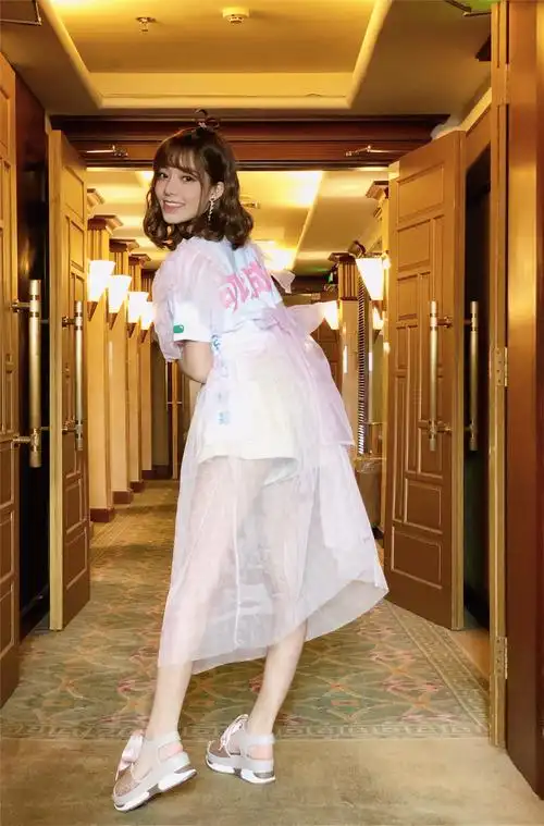 董芷依变身"电竞小魔女"亮相活动 软萌少女实力吸睛