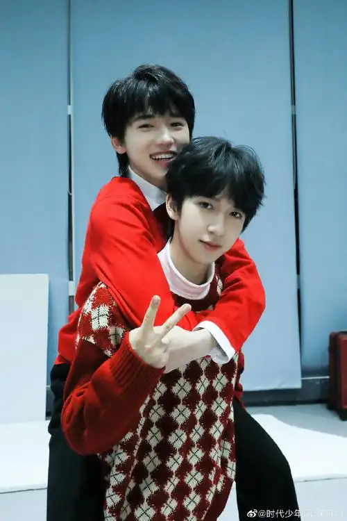 宋亚轩晒合照为贺峻霖庆生##宋亚轩祝贺峻霖一直有欢笑相伴