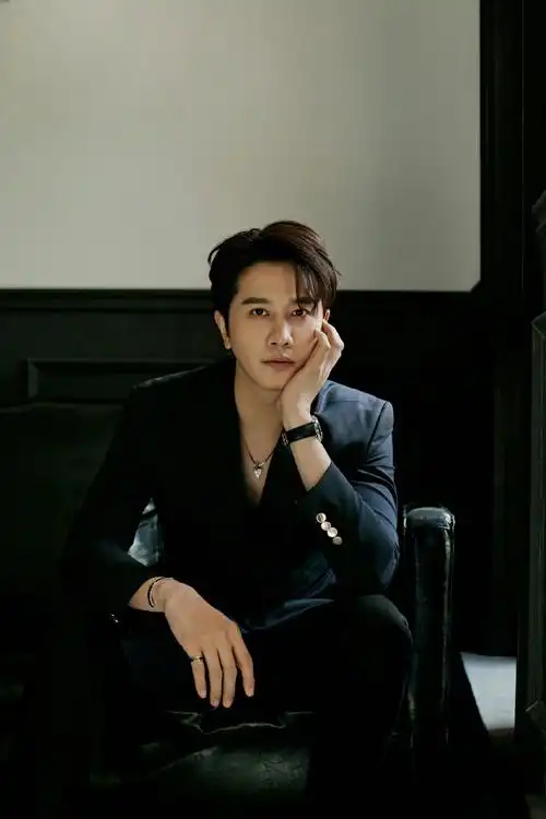 彭冠英春日质感写真##彭冠英晒假期结束写真