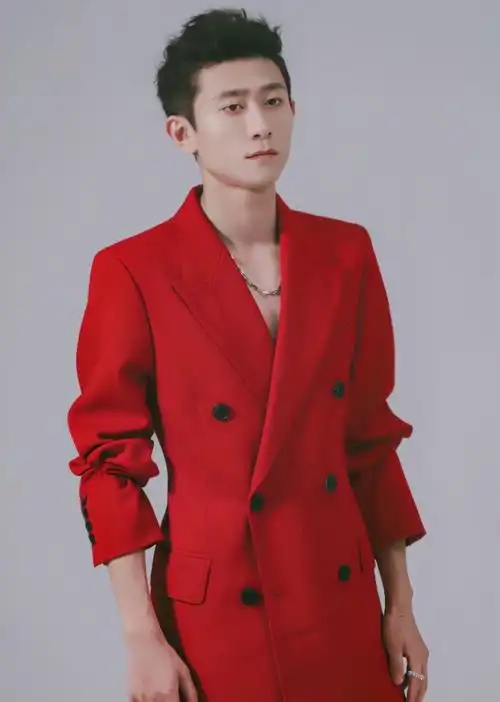 张一山真的太敢了,大胆挑战红色西装,帅气面貌刮目相看
