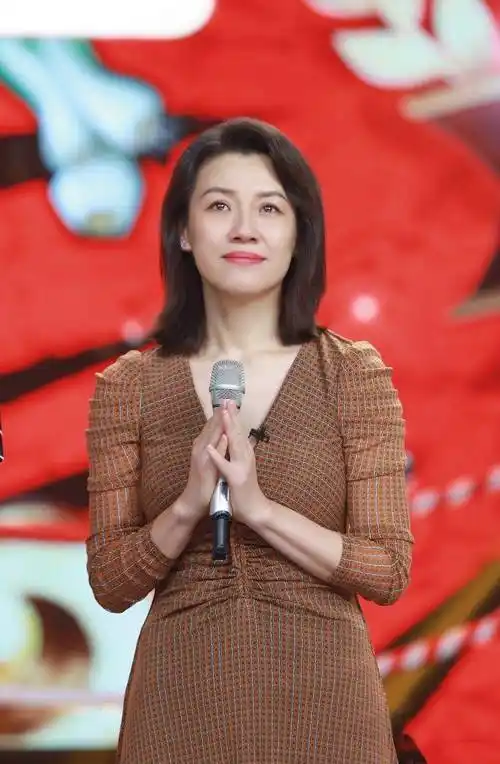 刘琳的美被低估了,穿v领格子连衣裙典雅大方,眼神好有灵气