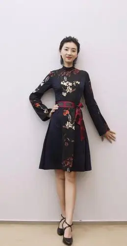 斓曦的漫画腰真好看,35岁硬是穿成了20岁少女模样!