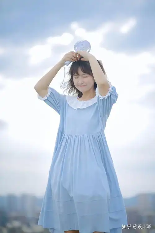 3,手放头顶比爱心