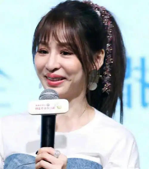 36岁王心凌现身,脸部僵硬似蔡明?网友:越漂亮越难接受变老