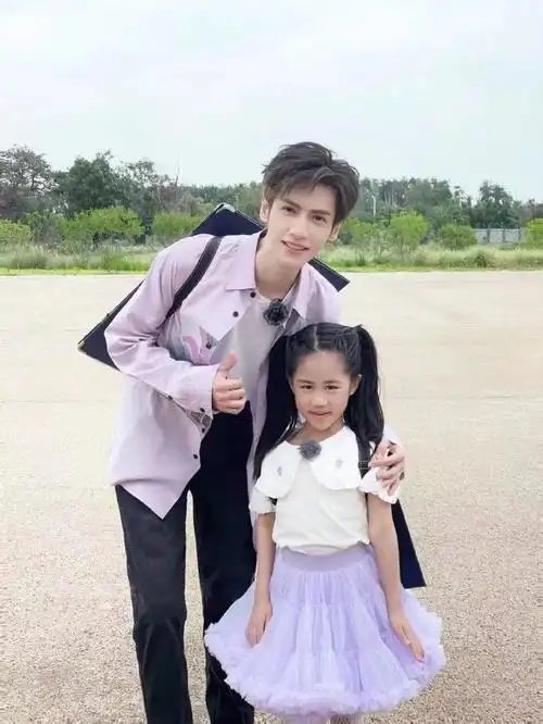 虽然时常在妈粉和女友粉来回切换,但是每次看见罗云熙和小朋友的合影