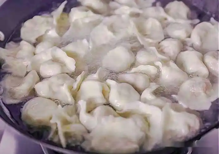 冬天使劲吃,一通便,二强筋骨,三护眼,冬天包饺子,真的好香啊_白菜