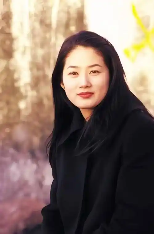 她和元彬都是南韩审美奠基人,却因为接近中式美女而饱受争议_李英爱