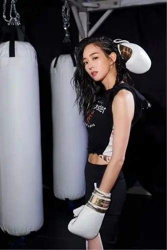 张钧甯拳击脏辫个性酷飒 活力性感气场全开_运动