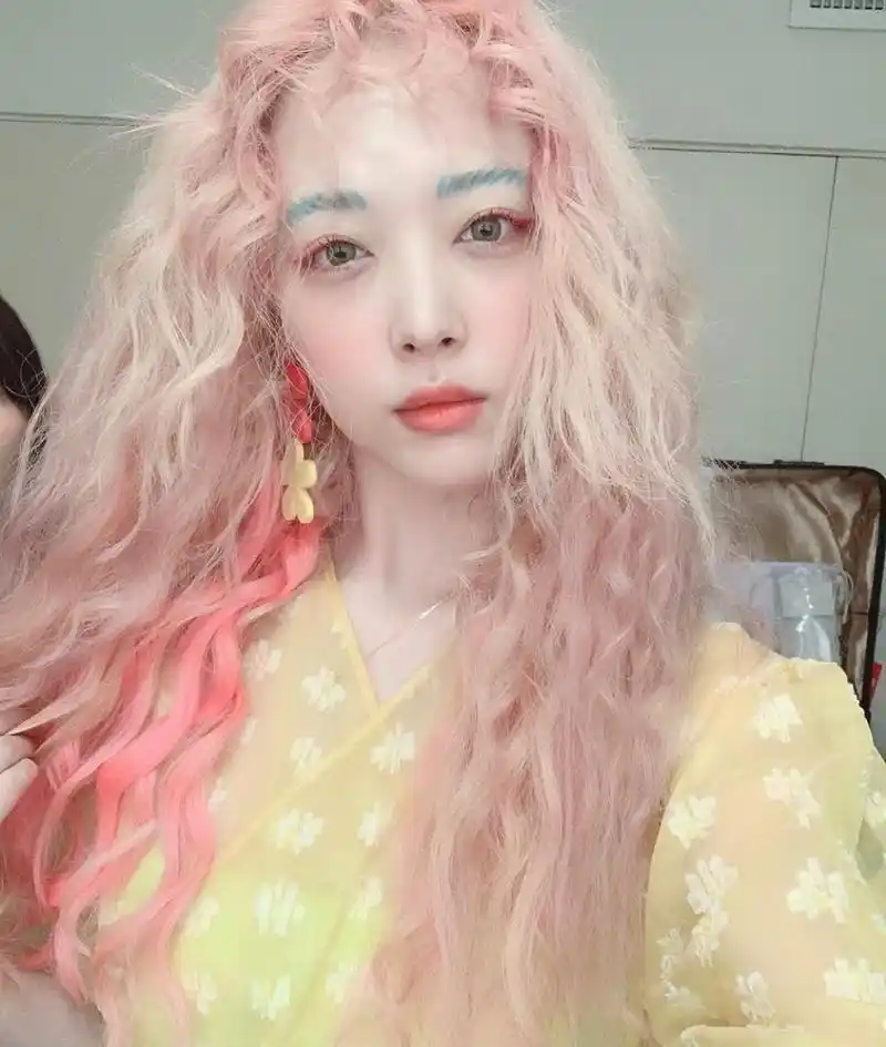 好喜欢崔雪莉这个粉粉的头发