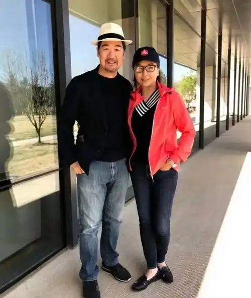 在与张国立同框的合影中,她身穿红色休闲外套,配上紧身裤和黑色针织衫