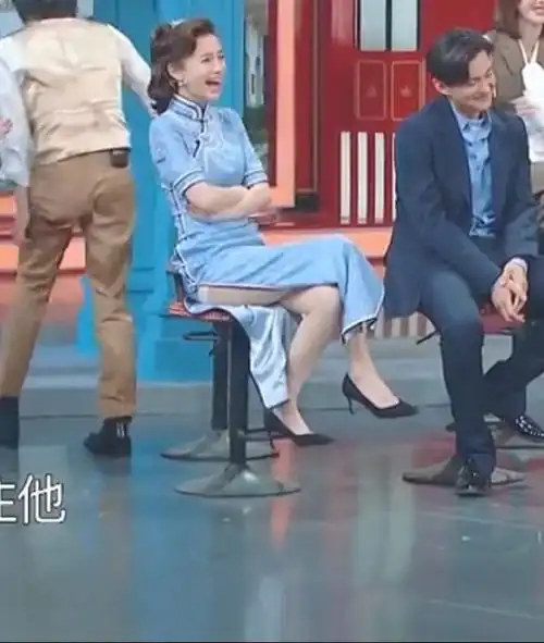 angela baby 王牌对王牌,高开叉旗袍,感觉白色底裤走光了