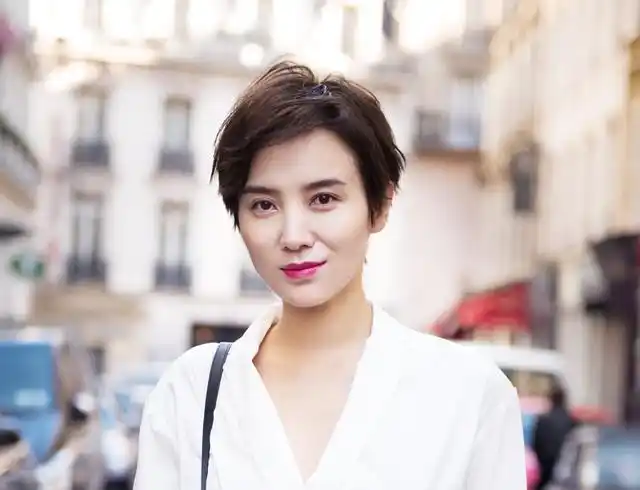 像宋佳这样偏中性职场的女生,选择齐耳短发清新干练,可以把精致的五官