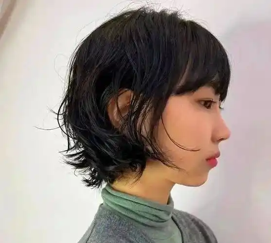 超短发烫浪漫又可爱,特别有日系的少年感气质,比较中性的短发也很受