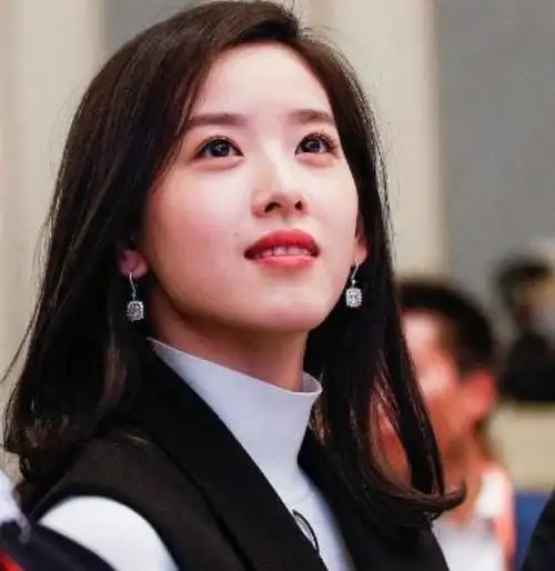 被网友们亲切地称为奶茶妹妹,那时候的章泽天给人的感觉是明艳又温暖