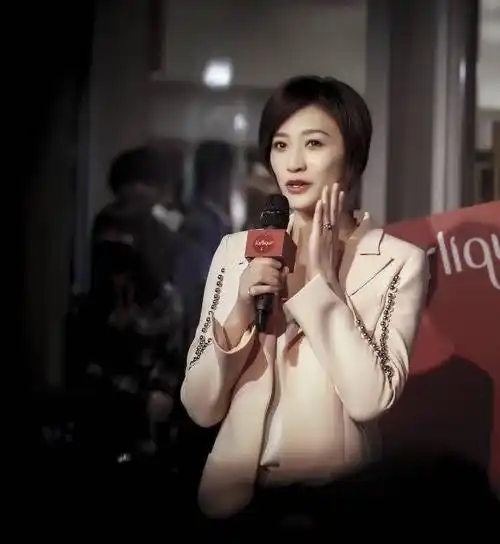 李小冉的短发很有女人味,像这样的发型其实不论什么年纪都可以选择.