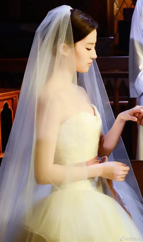 美女演员女明星刘亦菲婚纱写真美照欣赏