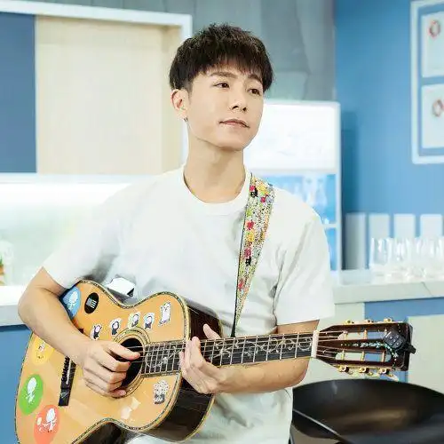 夜会美女当街热吻不断,甜蜜嬉戏高调秀恩爱|女孩|韦礼安_网易订阅