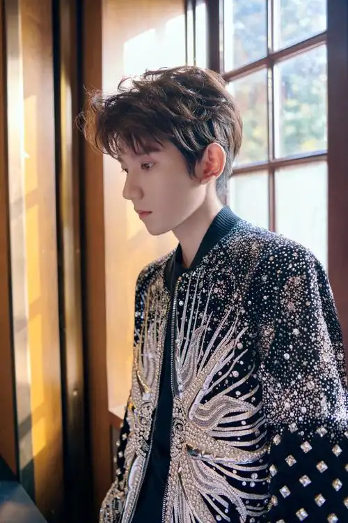 分享一组王源图片给大家,图中的明星图片壁纸会点缀你的电脑桌面,美化