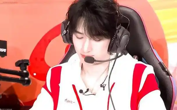 240207 严浩翔王者荣耀比赛惊艳四杀,粉丝欢呼"电竞男主"