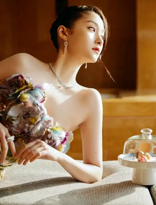 关晓彤飞天奖红毯造型##关晓彤飞天奖花朵仙女裙##第33届飞天奖